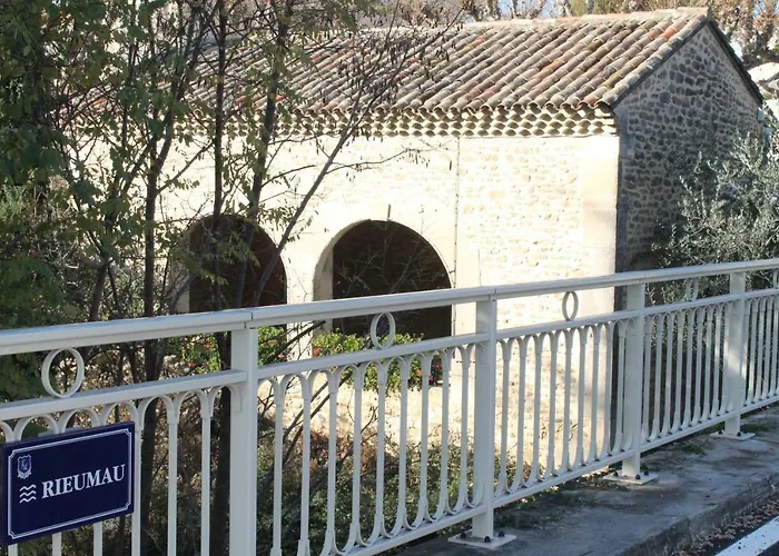 Дом отдыха Maison Sous Les Platanes Saint-Pantaleon-les-Vignes