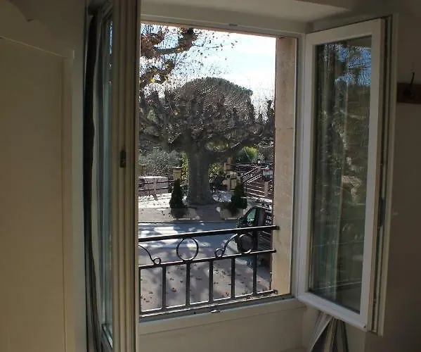 Дом отдыха Maison Sous Les Platanes Saint-Pantaleon-les-Vignes